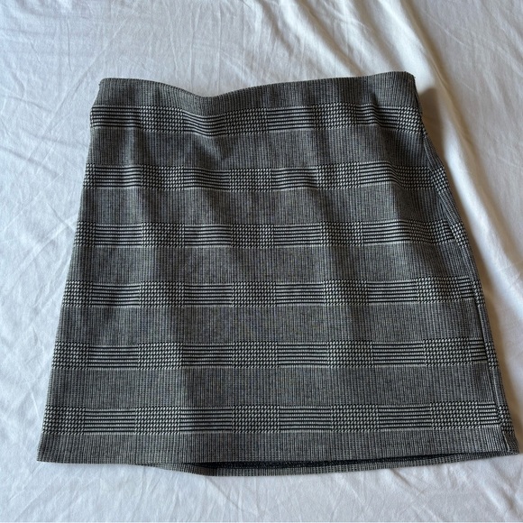 H&M - Plaid Mini Skirt - Small - Picture 1 of 2